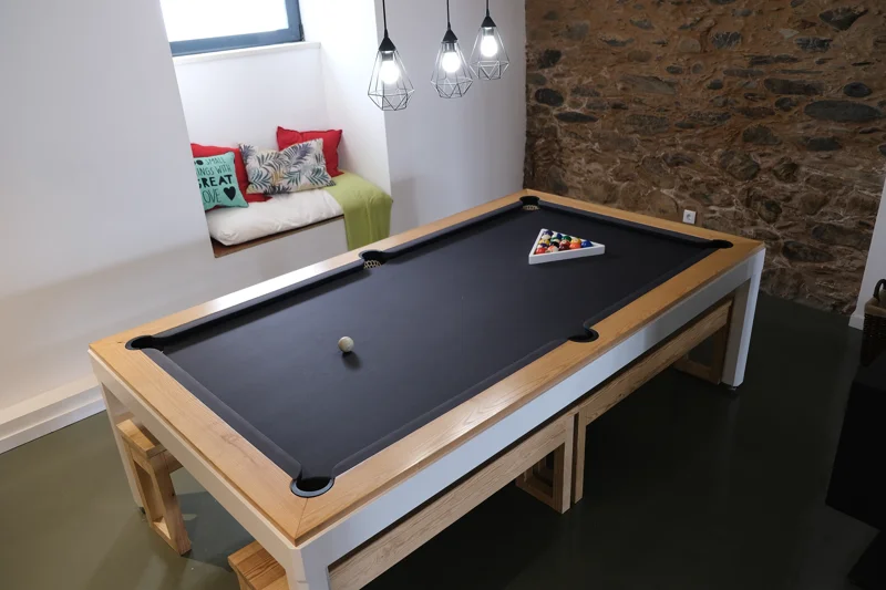 Mesa de bilhar na sala de jogos